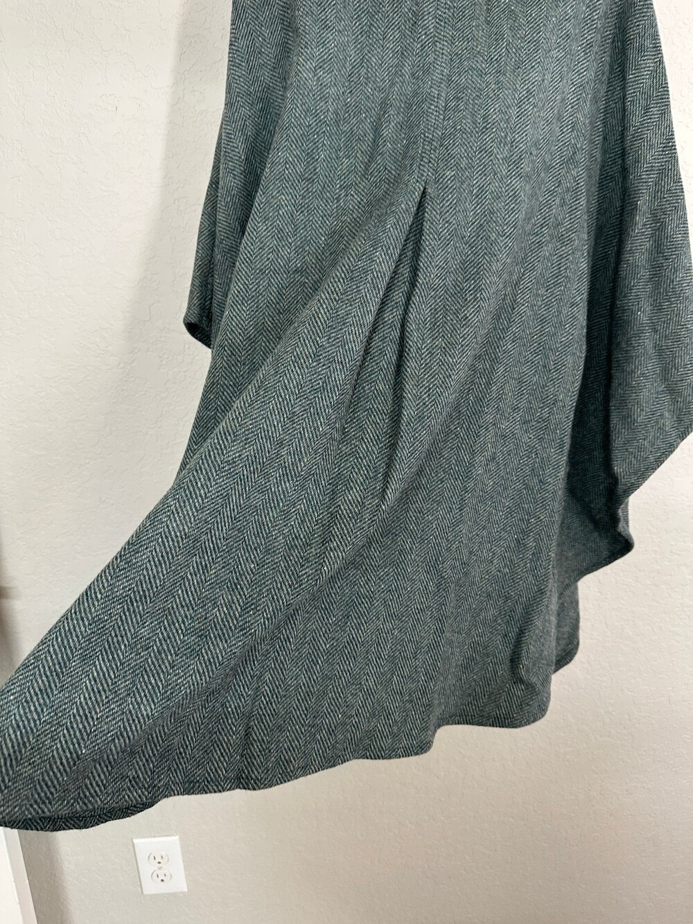 Texas Body Hangings Wool Blend Cape Poncho Herringbone Green Frog Closure Womens - Picture 10 of 13